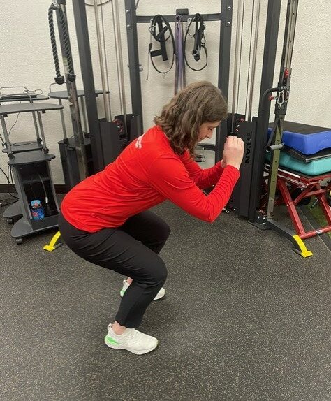 squat exercise using a good hip hinge form