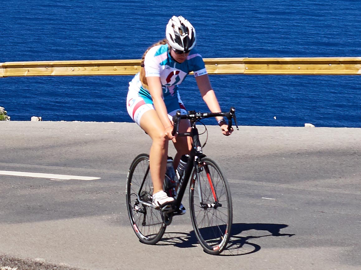 a bicyclist using proper form, dropping their heel on the downpedal